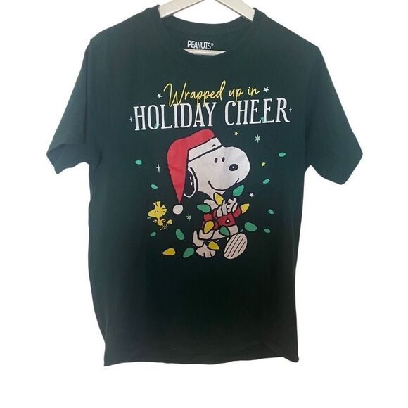 Peanuts medium wrapped up in holiday cheer green snoopy short sleeve tshirt - Picture 1 of 4